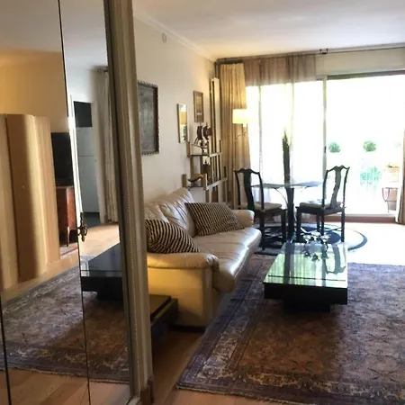 Studio Avenue Montaigne Appartamento *