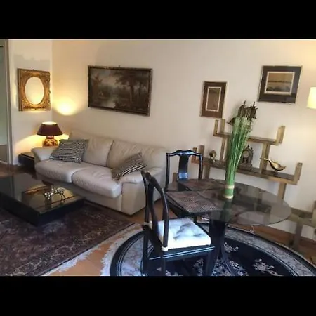 Studio Avenue Montaigne Apartment